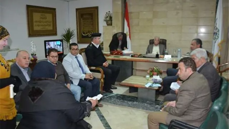 محافظ جنوب سيناء يلتقي 70 مواطن ويصرف مكافأة شهرية لطالبة متفوقة.صور