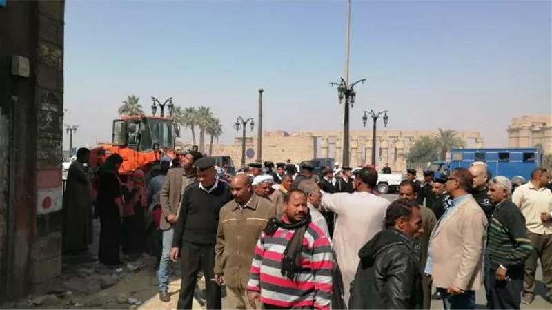 تحرير 155 محضرا فى حملة إزالة إشغالات بالأقصر.صور