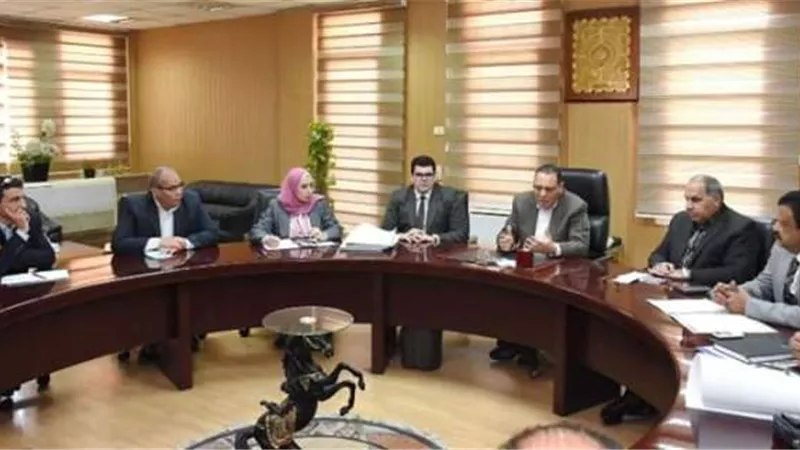 محافظ الشرقية يبحث أليات منظومة الجمع المنزلي للقمامة بالزقازيق
