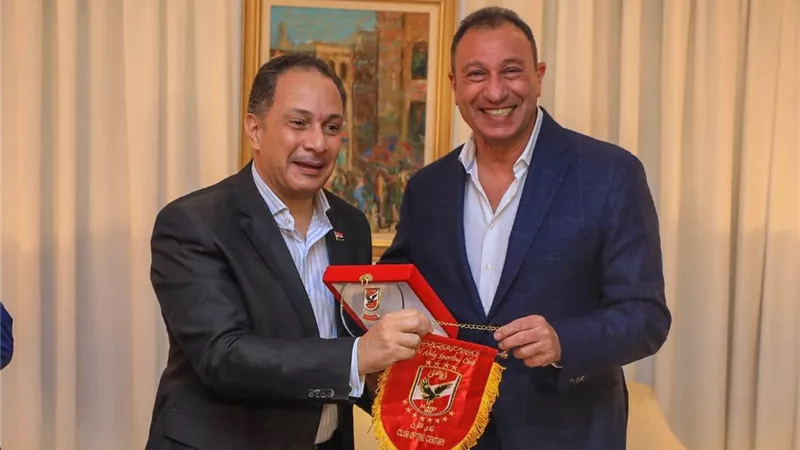 الخطيب والسفير المصري بجنوب أفريقيا يتبادلات الدروع