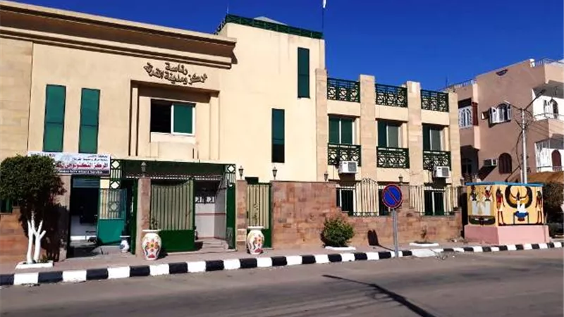 عبد الجابر يبحث مشكلات المواطنين فى اليوم المفتوح بالقرنة غرب الأقصر