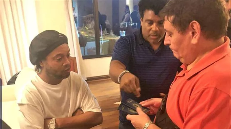 احتجاز النجم البرازيلي رونالدينيو في باراجواى