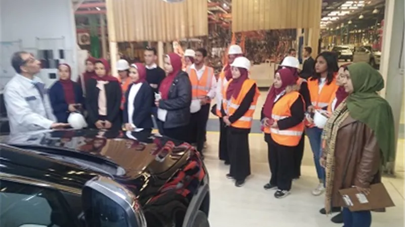 طلاب الجامعات يواصلون زياراتهم للمشروعات القومية