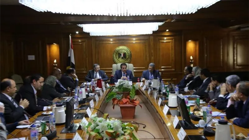 وزير التعليم العالي يطالب رؤساء المراكز البحثية بإعداد خطة عمل حتى اَخر 2020