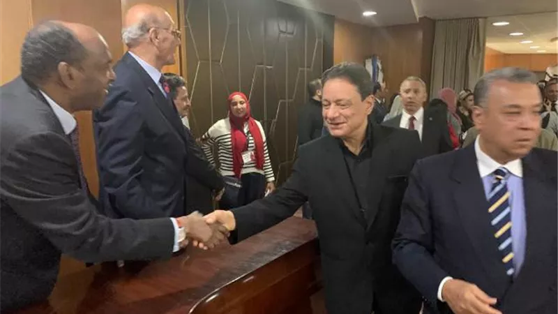 كرم جبر يتفقد سير العملية الانتخابية بمؤسسة الأهرام.. صور