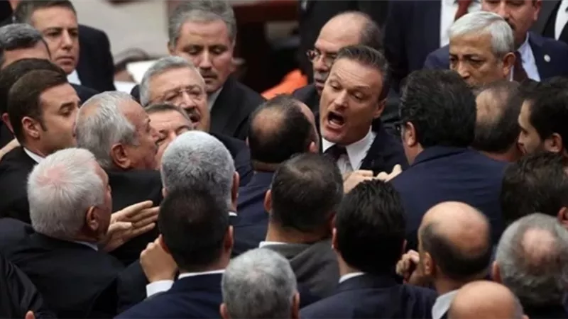 وصفوه بالخائن وعديم الشرف..خناقة شوارع تحت قبة البرلمان التركي بسبب اردوغان