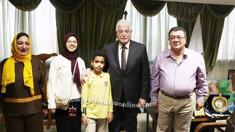 محافظ جنوب سيناء يستقبل مديرة مدرسة شرم الشيخ الرسمية للغات وإحدي الطالبات