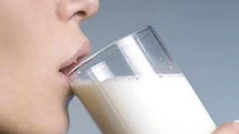 تناول كوب من الحليب يوميا قد يصيبك بسرطان الثدى