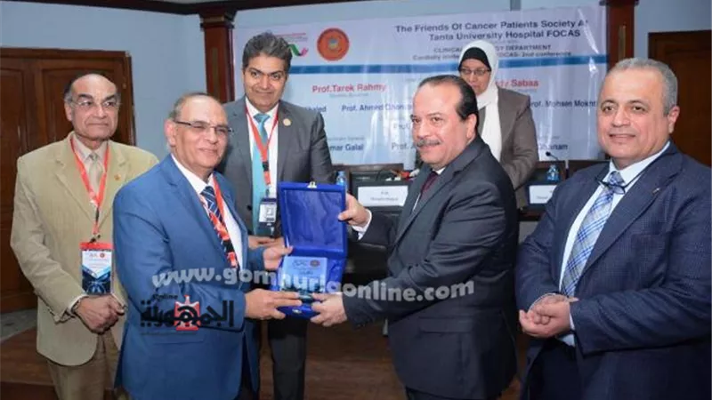 رئيس جامعة طنطا يكرم وزير التعليم العالي الأسبق بمؤتمر جمعية أصدقاء مرضى الأورام