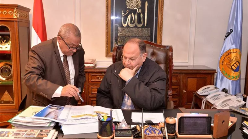 محافظ أسيوط يناقش مقترحات لتطوير الميادين وطريق مسار العائلة المقدسة بدرنكه