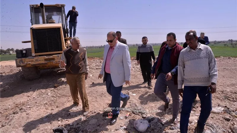 محافظ أسيوط يترأس حملة الانقاذ السريع لرفع مخلفات البناء بالطريق الصحراوى