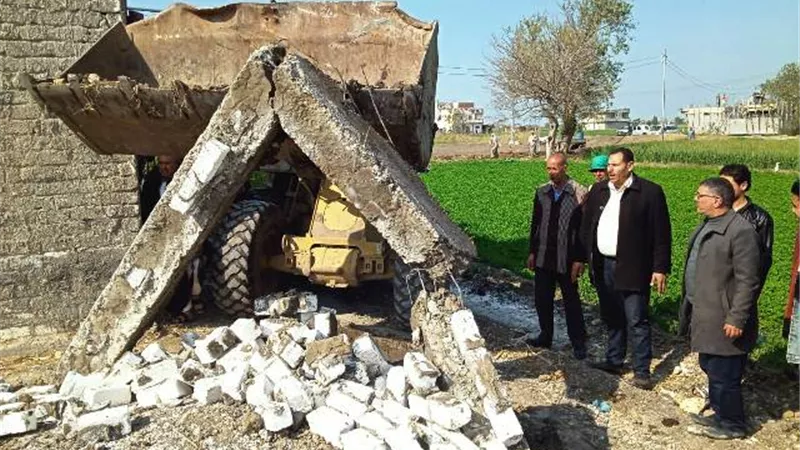 إزالة 10 حالات تعدى على أراضى زراعية وأملاك دولة بمحافظ البحيرة بالصور