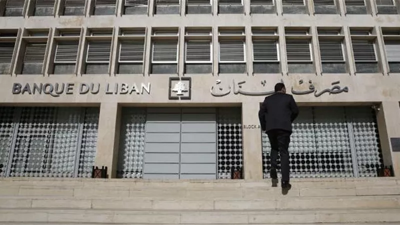 مصرف لبنان المركزى يحذر المتعاملين بألا يشتروا العملات الأجنبية بأكثر من 30%