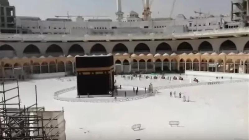 بالفيديو.. إخلاء صحن الطواف لتعقيم الحرم المكي للوقاية من فيروس كورونا