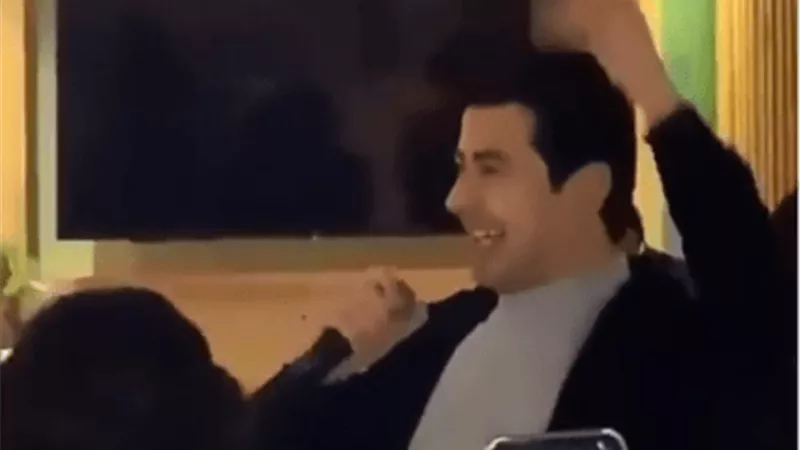 بالفيديو : نجم مسرح مصر يمازح هانى شاكر بأغنية شعبى