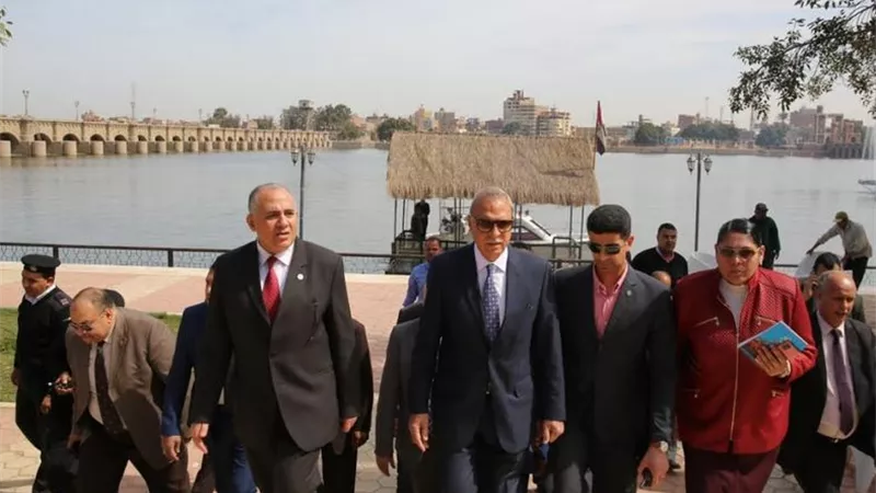 عبد العاطى والهجان يفتتحا معرض زهور الربيع بالقناطر