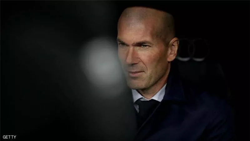 هل يغادر زيدان ريال مدريد.. ناديه القديم يلاحقه