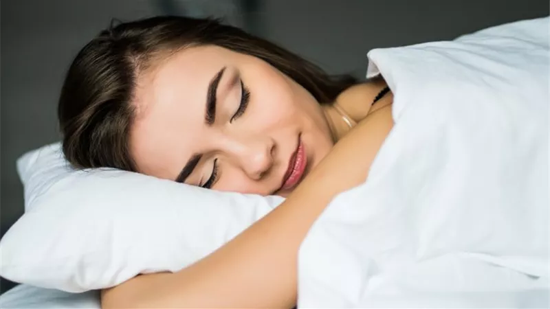 اخطرها ظهور علامات التجاعيد مبكراً ..اضرار النوم بمستحضرات التجميل
