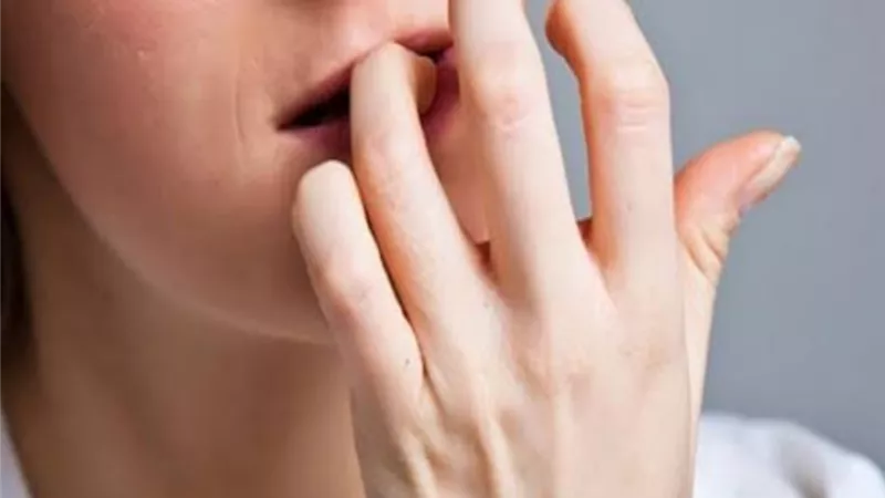 قضم الأظافر .. عادة سيئة تهددك بالاصابة بفيروس كورونا .. احذريها