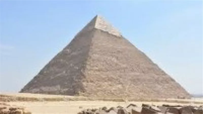 مصرع شاب ألقى بنفسه من أعلى هرم خفرع