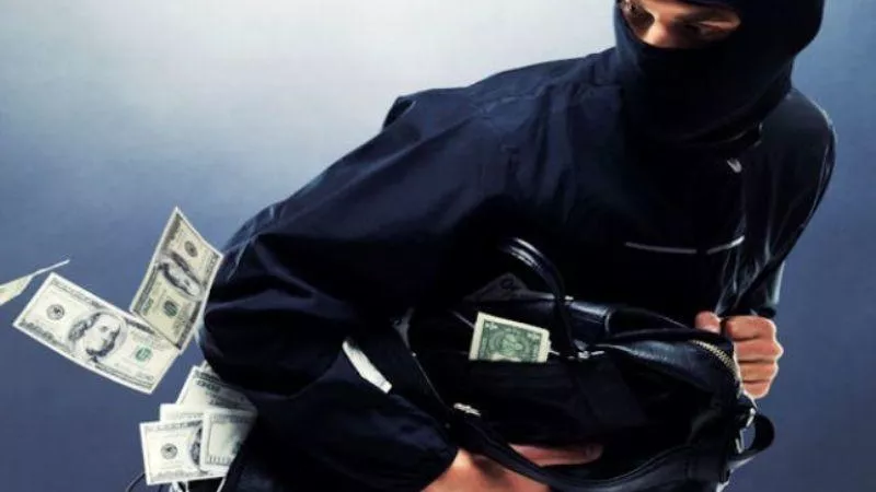 عامل يتنكر فى زي امراة ليسرق الاف الدولارات من مقر عمله