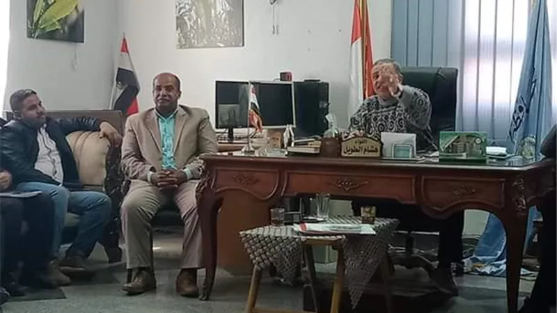 رئيس مركز أسيوط يقود اجتماعا لمواجهة الشائعات.. صور
