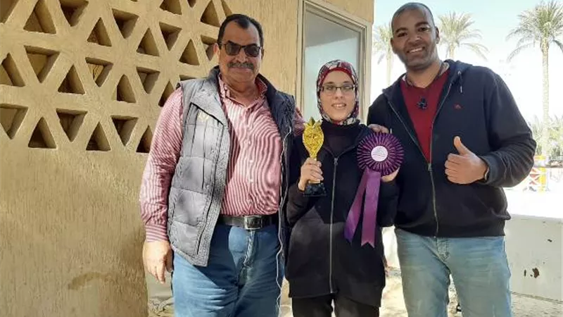 رئيس الاتحاد المصري الفروسية يكرم البطلة الكفيفة إسراء النجار