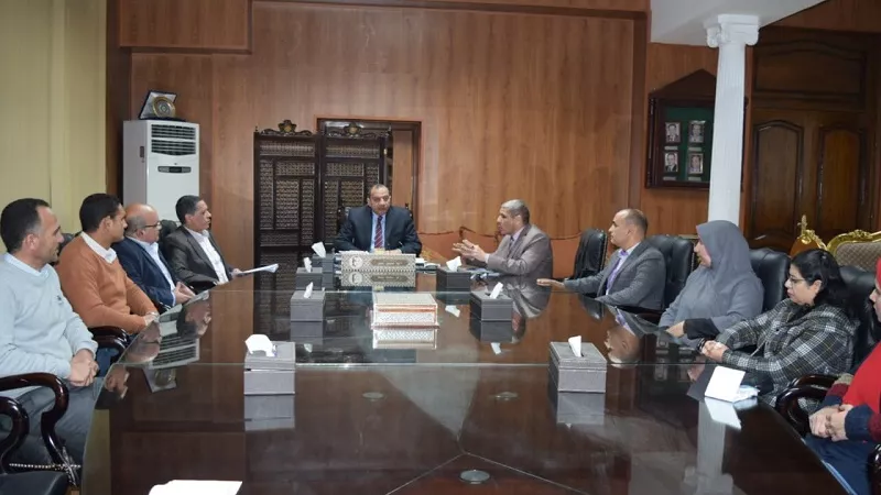 رئيس جامعة بني سويف يلتقى مندوبي المالية