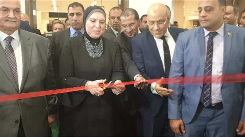 وزيرة التجارة والصناعة تفتتح معرض القاهرة الدولى للجلود .. صور