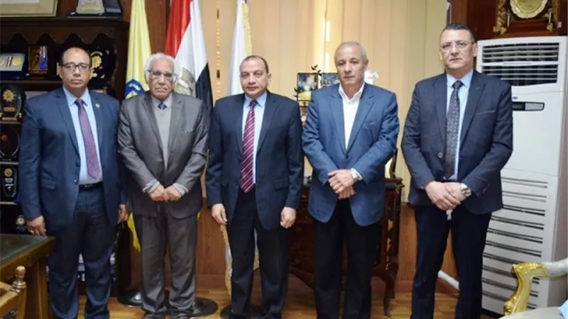 رئيس جامعة بنى سويف يستقبل وفد التعليم العالى.. بالصور