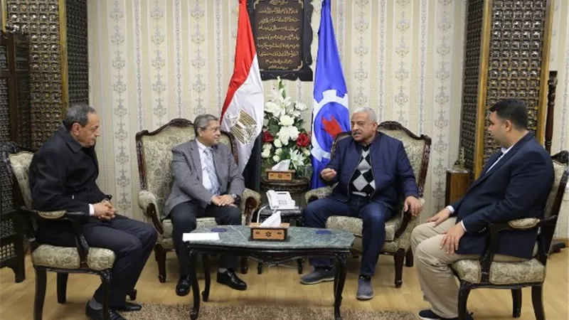 محافظ السويس والعربى يبحثان اقامة معرض دائم لتوفيرالسلع للسوايسة بالصور