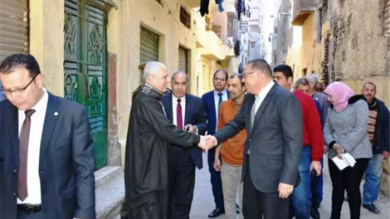 جولة مفاجئة لمحافظ الشرقية بشوارع مدينة الزقازيق.. بالصور