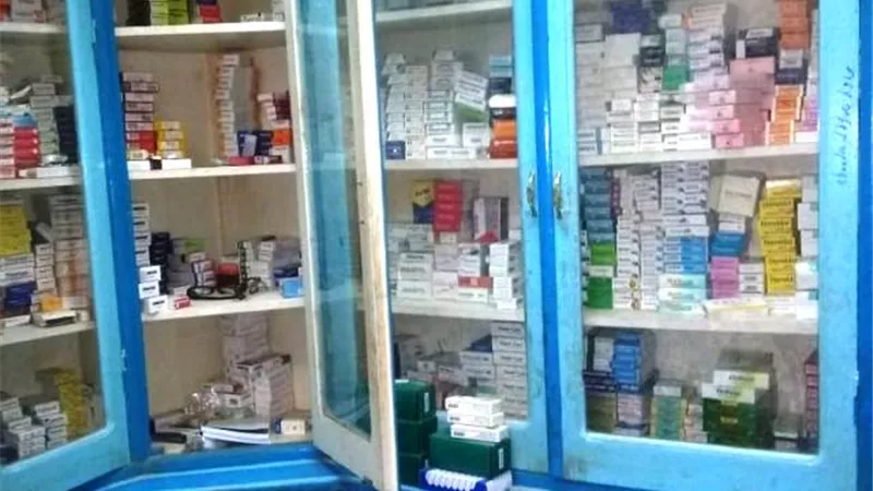 ضبط ٣٧ ألف قرص دواء مخالف وتشميع صيدلية غير مرخصة بمشتول السوق