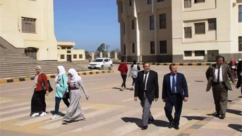 رئيس جامعة كفرالشيخ يتفقد الحرم الجامعى.. بالصور