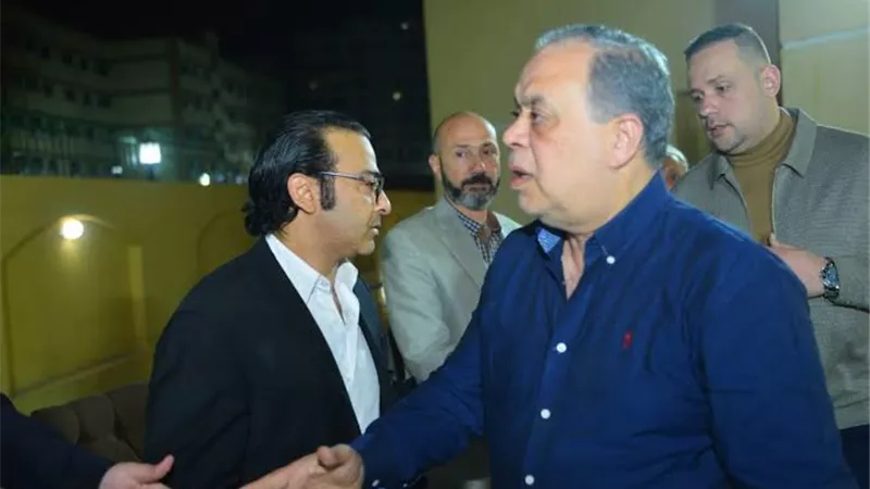 اشرف زكى فى عزاء والد الفنان احمد عزمى