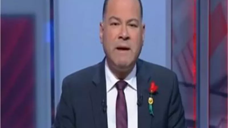 نشأت الديهي يرتدي وردة 