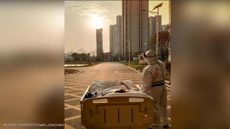 طبيب ومصاب كورونا امام قرص الشمس .. صورة اثارت جدل رواد السوشيال ميديا