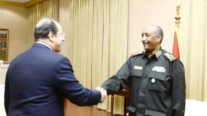 اللواء عباس كامل يؤكد للبرهان تضامن مصر مع السودان فى مواجهة الإرهاب