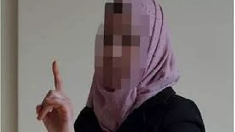 الاب والخال يربطان الفتاة بالجنزير من قدميها لتأديبها