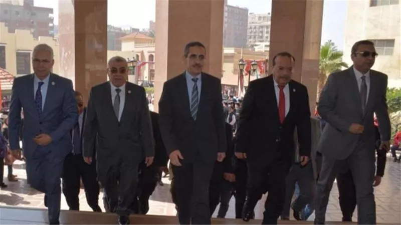 محافظ الغربية ونائبه يشهدان حفل تخريج الدفعة 46 بتجارة طنطا