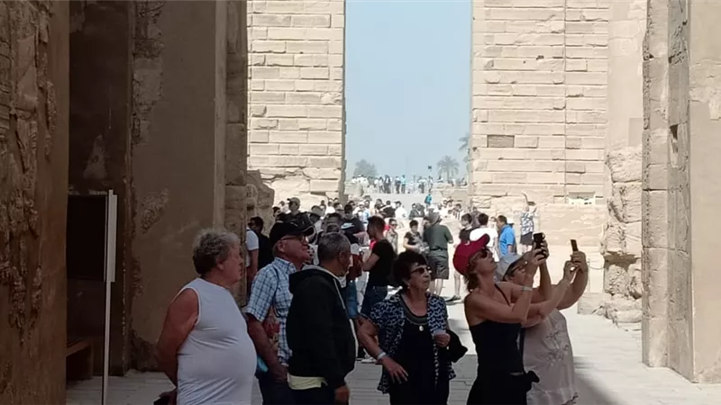 توافد السائحين على الاقصر في رحلات اليوم الواحد ..صور