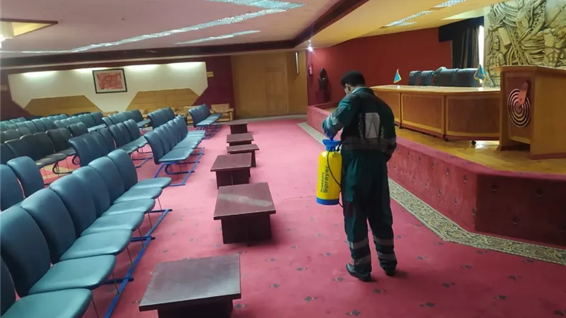 بالصور.. إجراءات احترازية.. 'الصحفيين' تعقم مبناها ضد 'كورونا'
