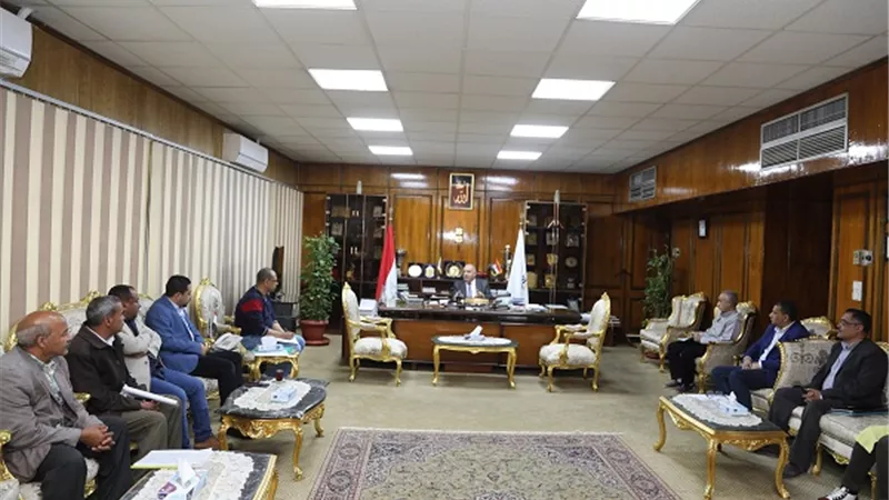 محافظ قنا يناقش آليات تعظيم الإستفاده من مصانع تدوير المخلفات