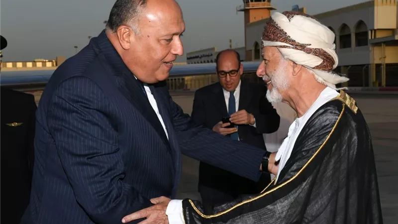 سامح شكرى يصل سلطنة عُمان.. و