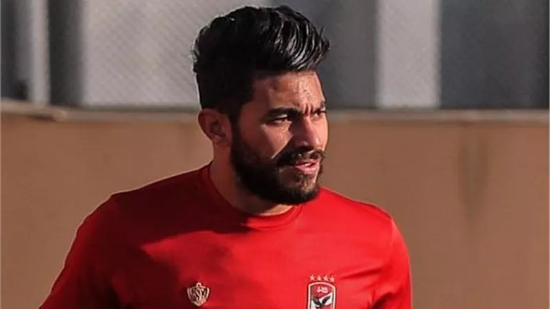 مدافع الأهلي يكشف موقفه من الرحيل عن القلعة الحمراء