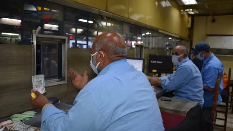 النقل : توزيع كمامات طبية على العاملين و ركاب المترو
