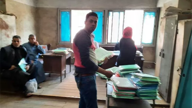 الاجهزة الأمنية بالقليوبية تغلق المطاعم المخالفة.. بالصور
