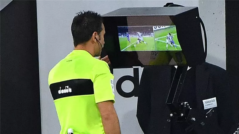 ناصر عباس يكشف متى يلجأ الحكم للـ var