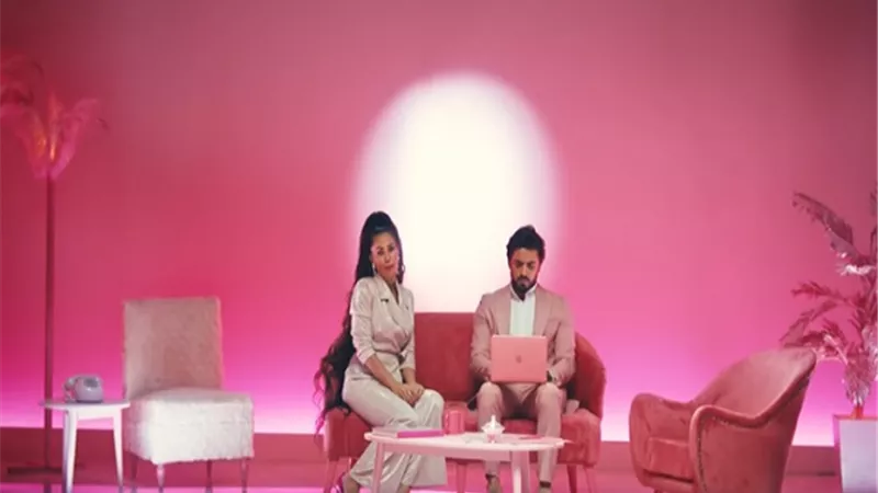 إسلام جمال يظهر بجانب علياء في أغنيتها 