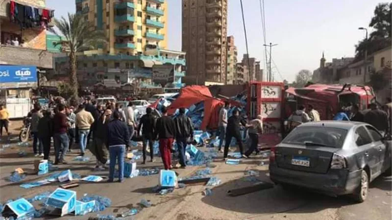 إنقلاب سيارة نقل محملة بمياة معدنية بطنطا
